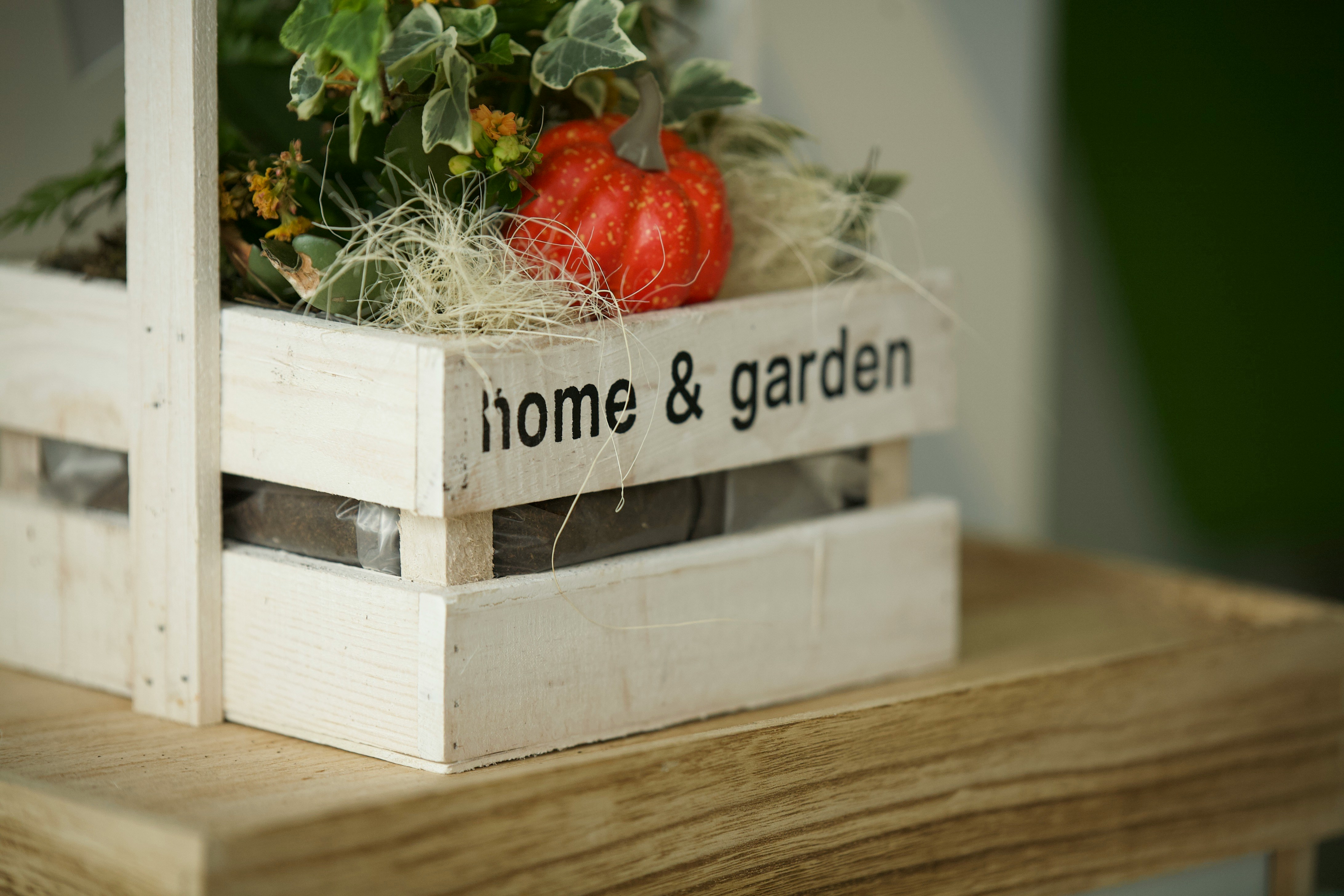 HOME  & GARDENS